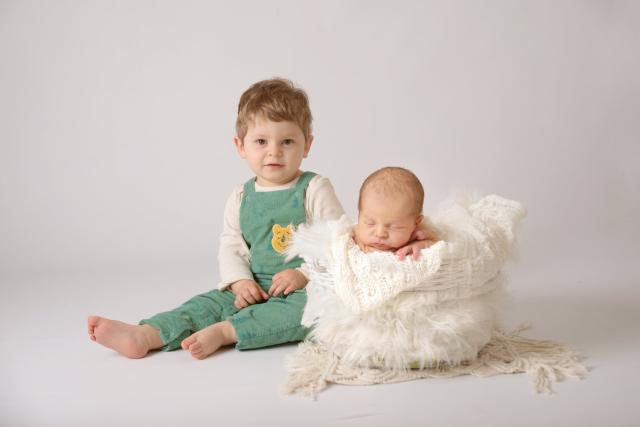 Fotografia com bebé recém nascido e irmã no Porto