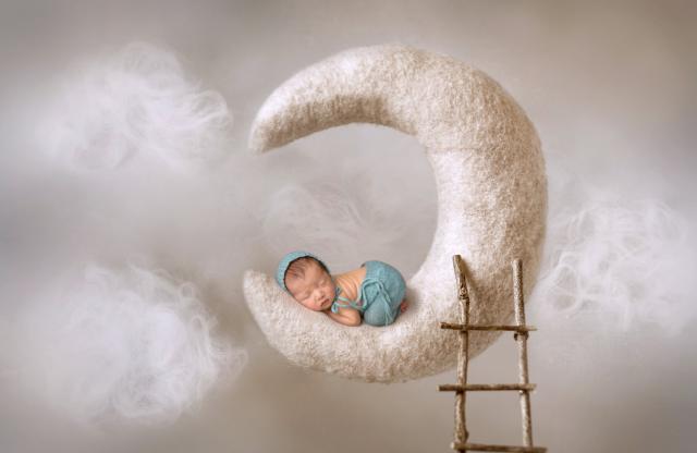 Bebé recém nascido a dormir na lua