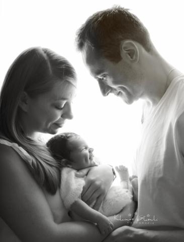 Fotografia de bebé com os pais no Porto