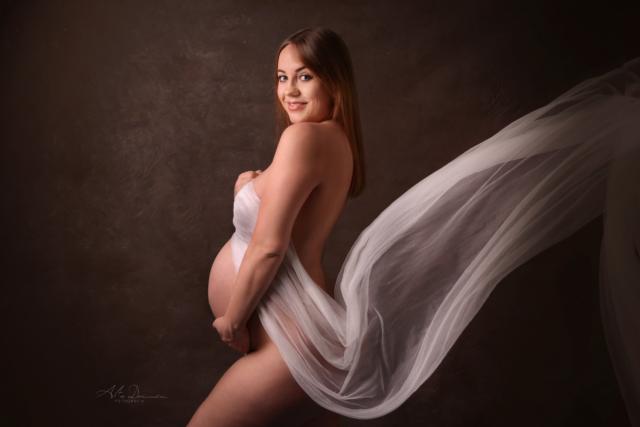 Fotografia de gravides no Porto. Mulher deitada com reflexo